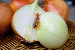 Rohe Zwiebeln für das Zwiebelsäckchen